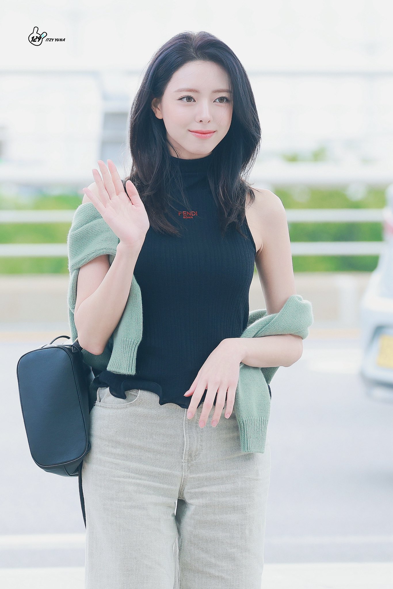 오늘자 흑발로 염색한 있지(ITZY) 유나