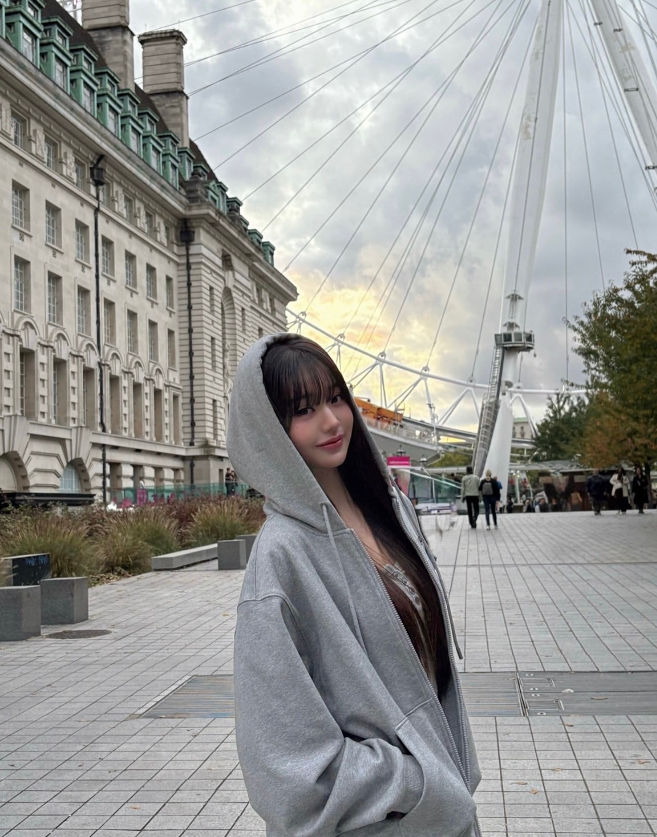 평범한 패션으로 런던 관광 사진 찍는 장원영