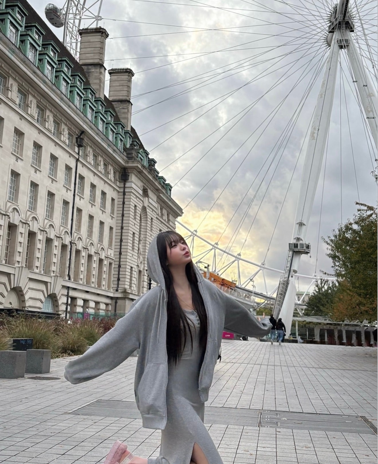 평범한 패션으로 런던 관광 사진 찍는 장원영