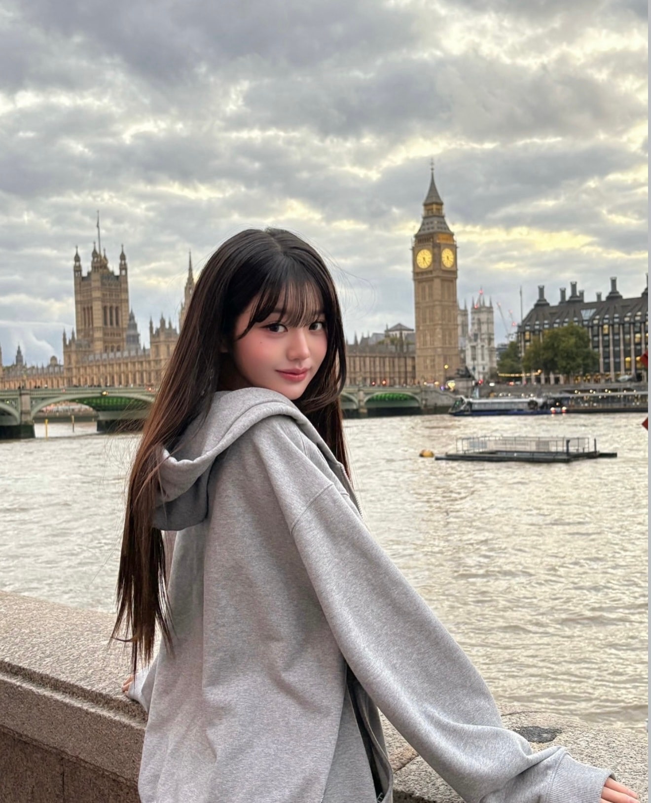 평범한 패션으로 런던 관광 사진 찍는 장원영