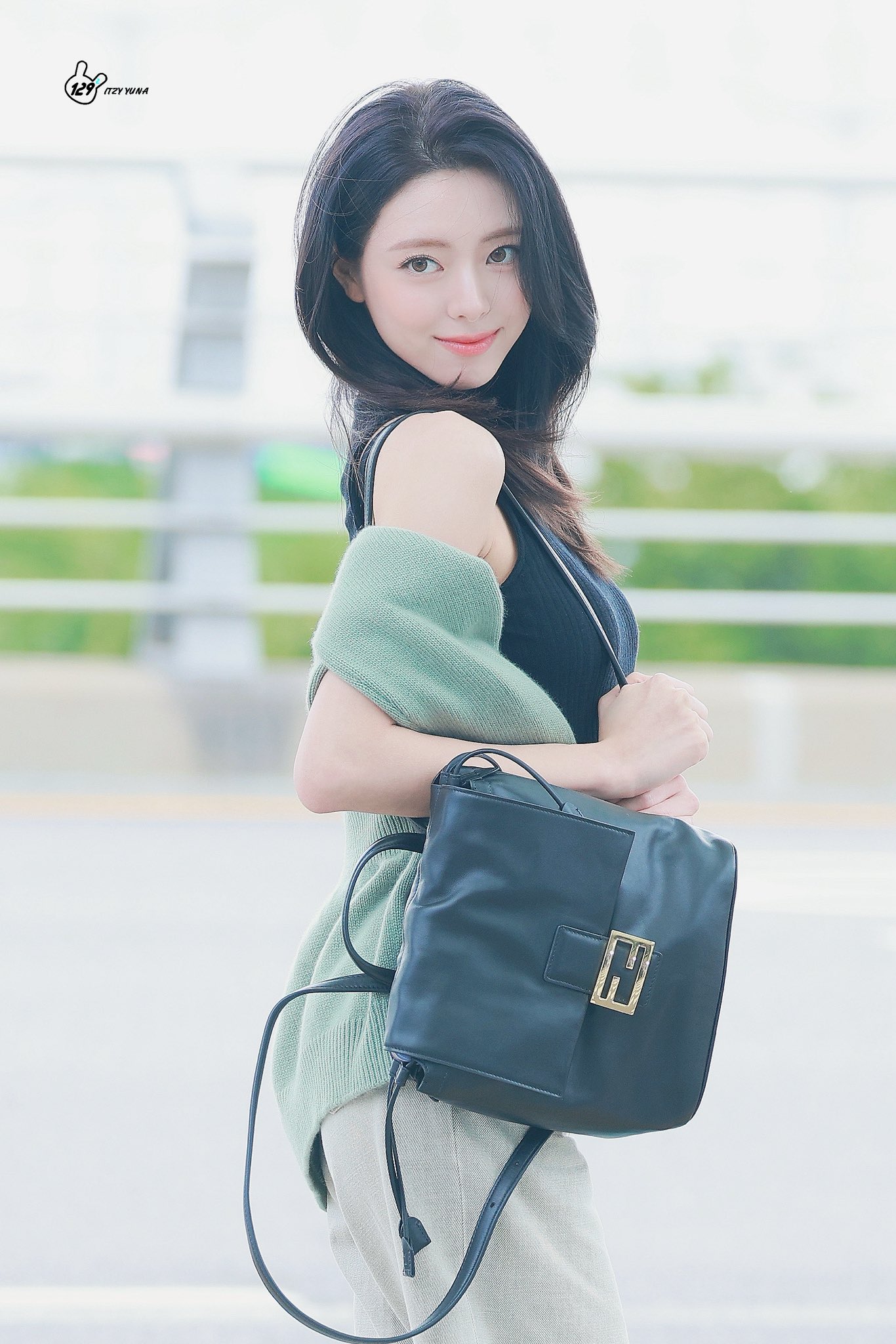 오늘자 흑발로 염색한 있지(ITZY) 유나