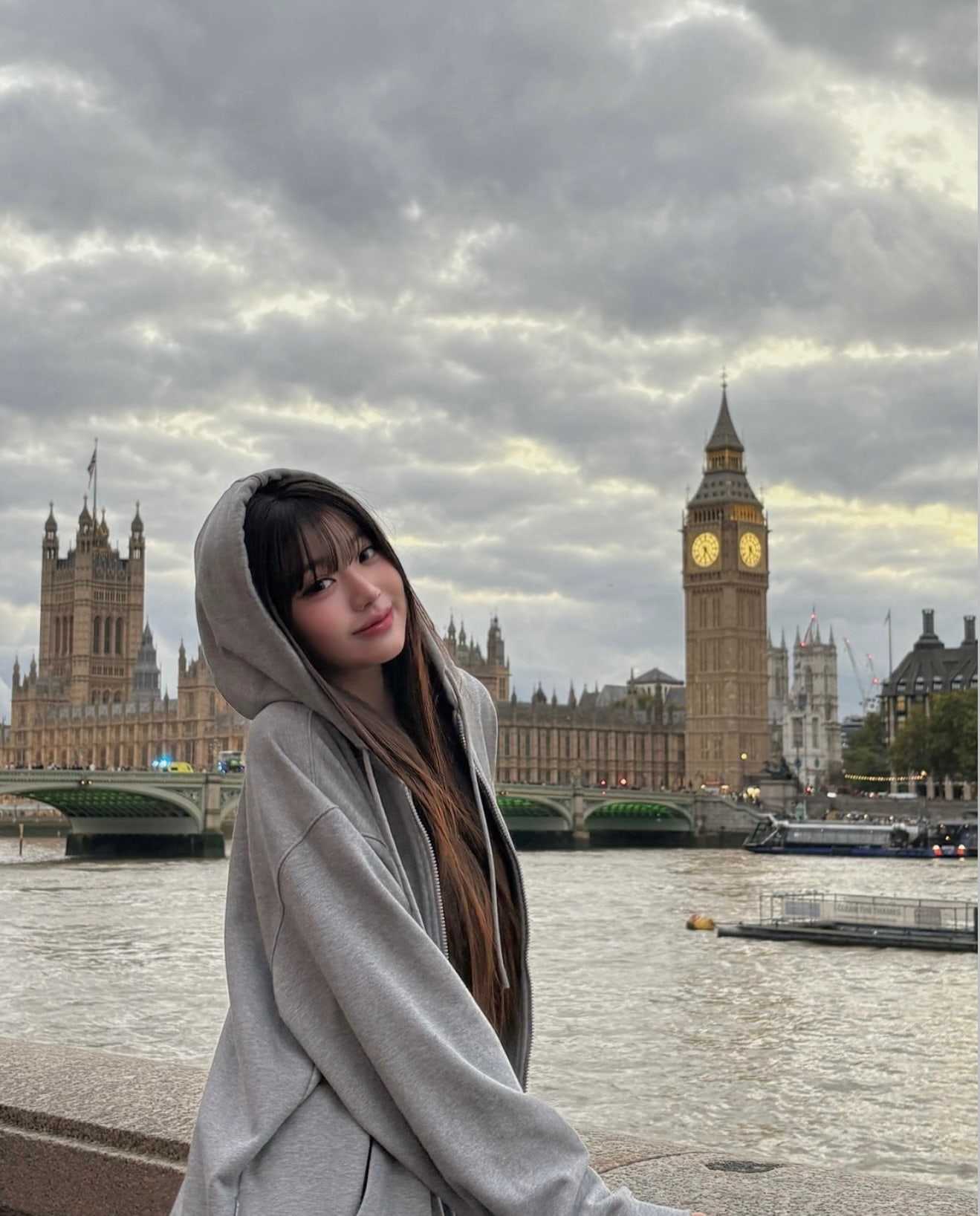 평범한 패션으로 런던 관광 사진 찍는 장원영