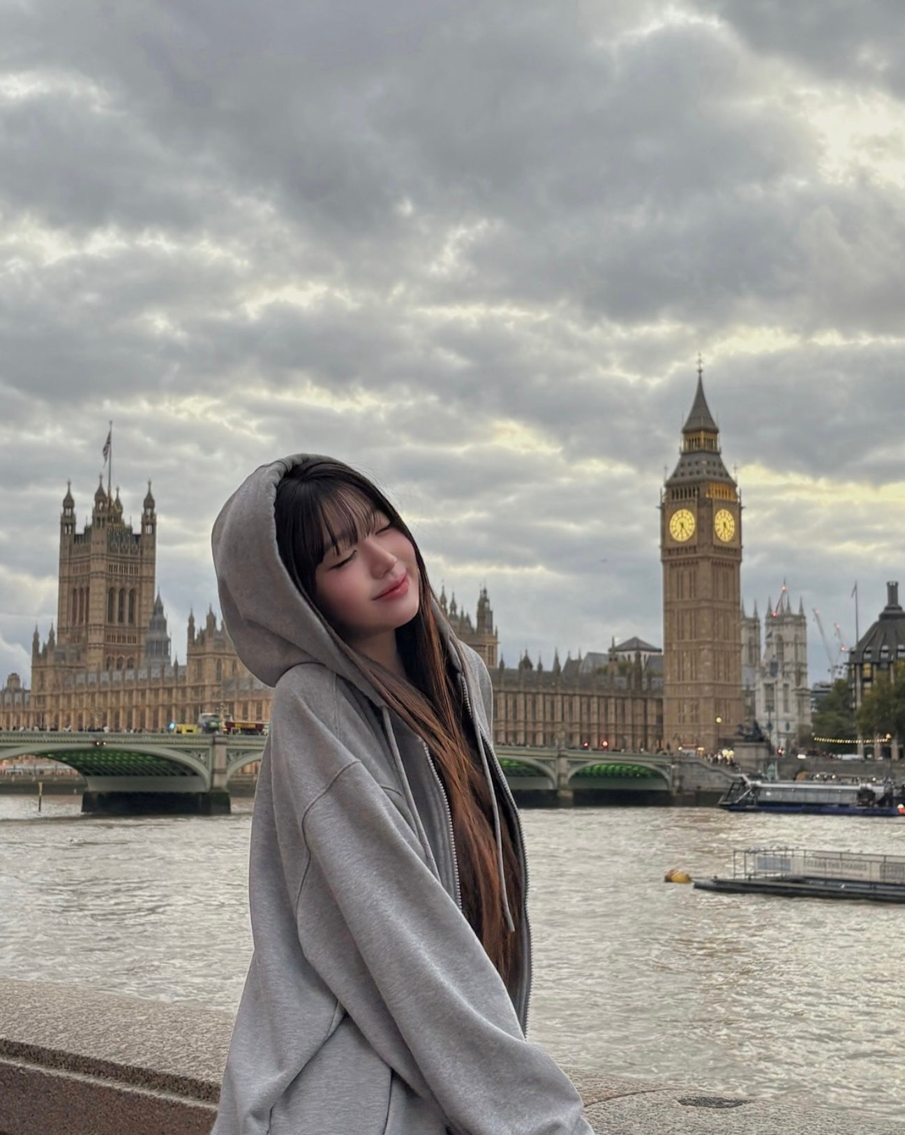 평범한 패션으로 런던 관광 사진 찍는 장원영