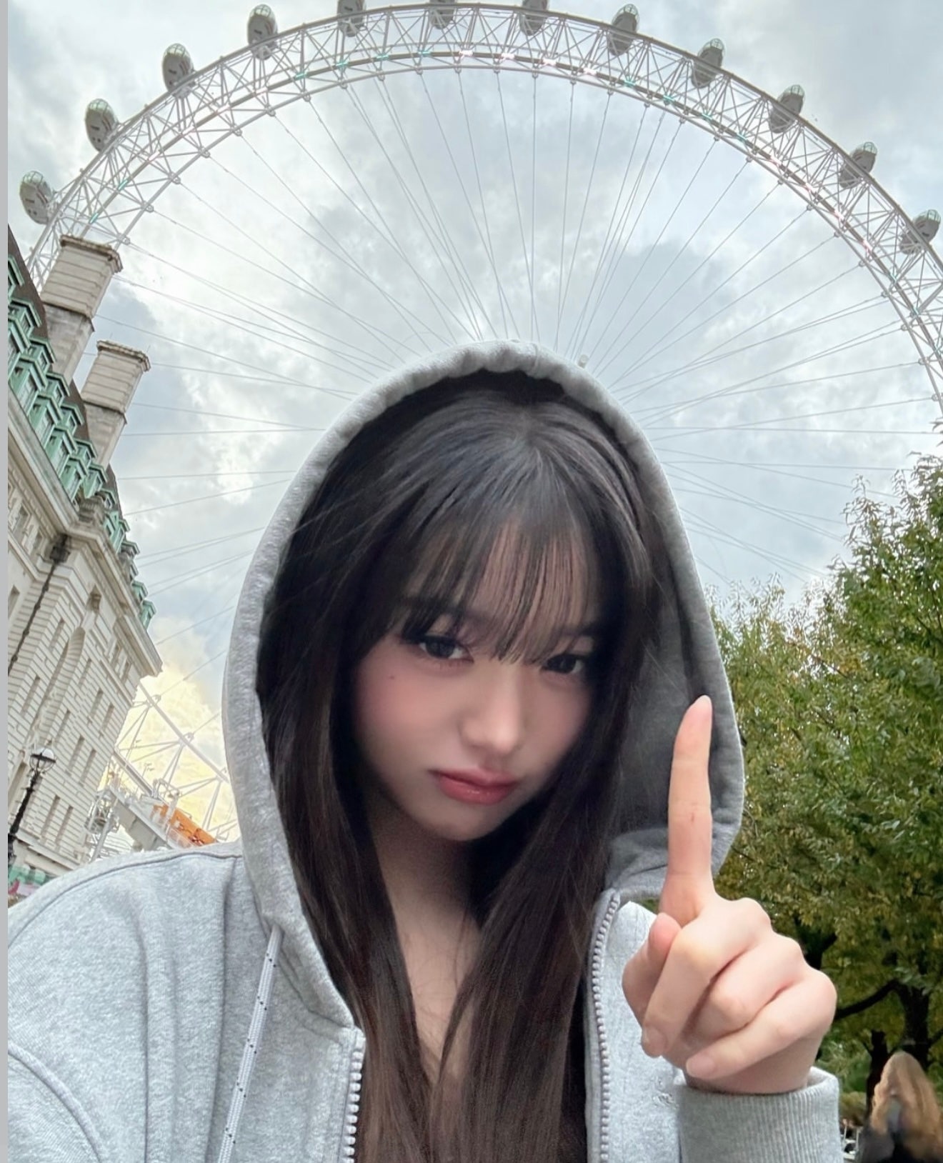 평범한 패션으로 런던 관광 사진 찍는 장원영