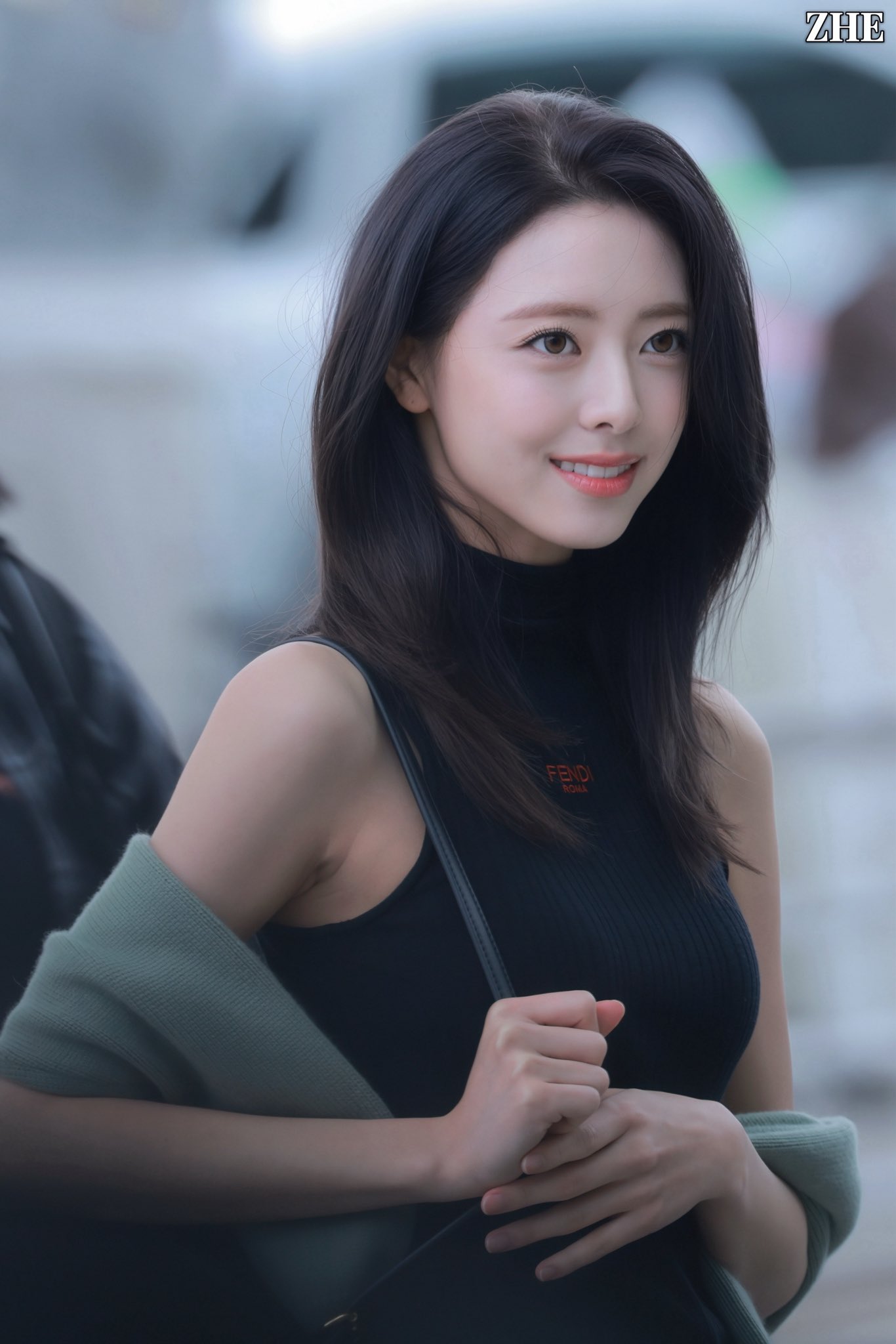 오늘자 흑발로 염색한 있지(ITZY) 유나