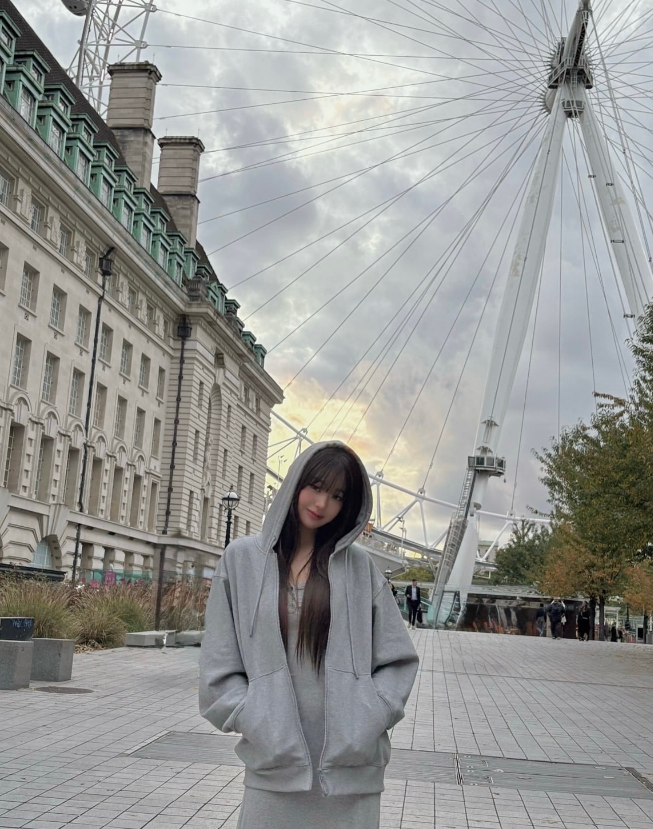 평범한 패션으로 런던 관광 사진 찍는 장원영