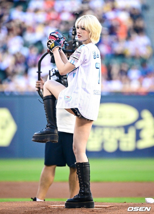 LG 트윈스 시구 하러 간 전소미.jpg