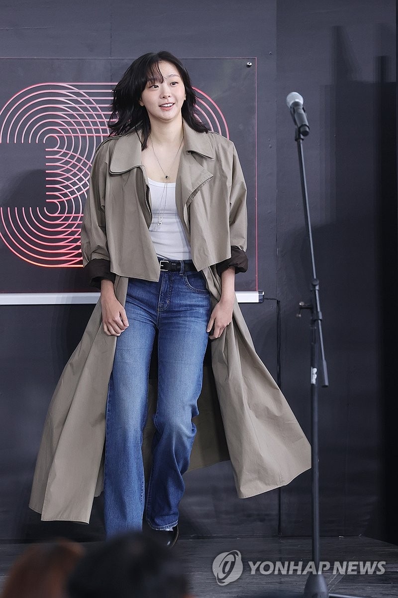 부산 국제영화제 야외 무대인사 김다미.jpg