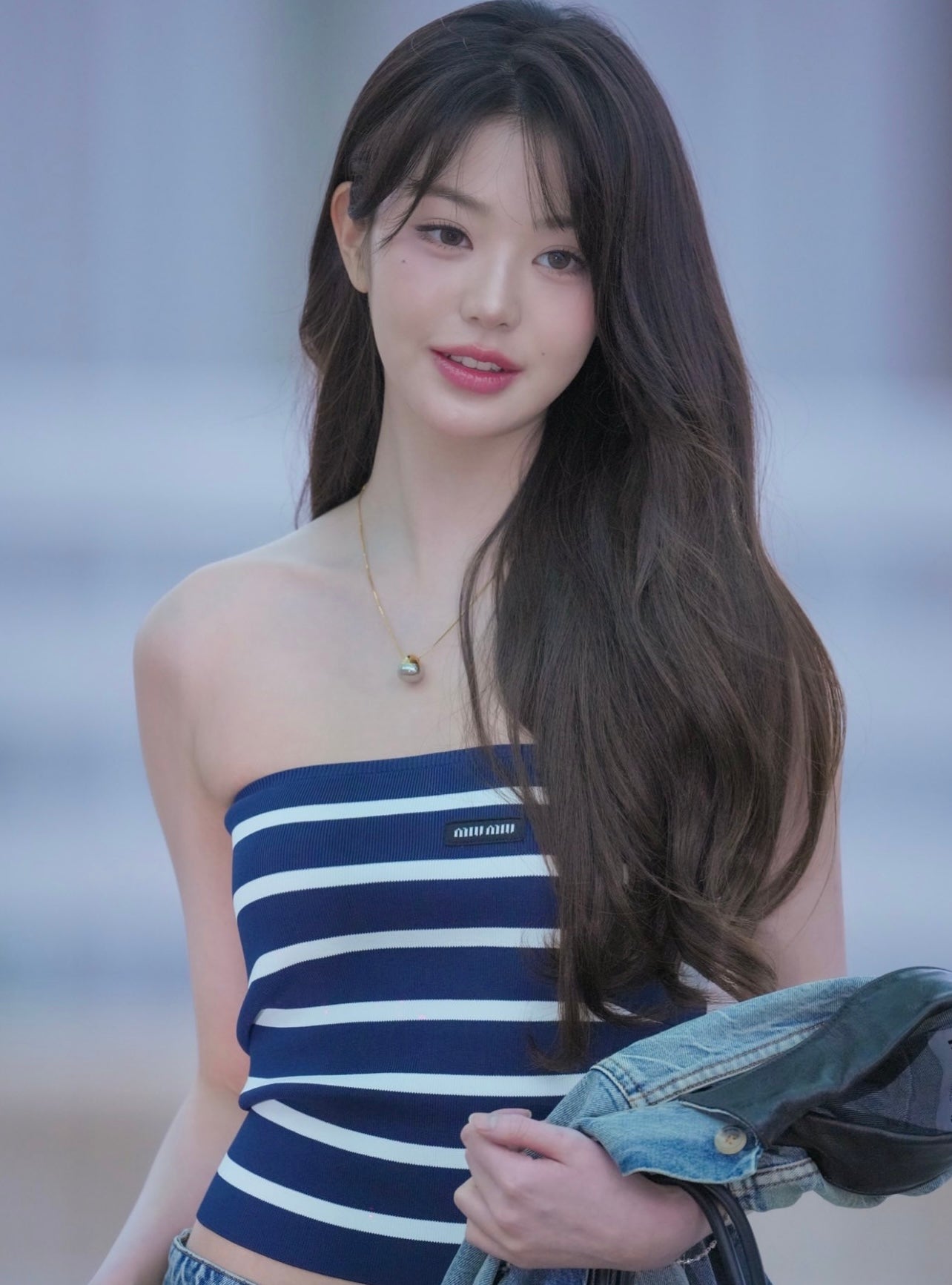 오늘 핫걸룩 입고 출국하는 장원영