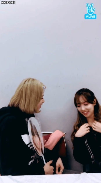 나연 이거 설마 노브라??? ㄷㄷ