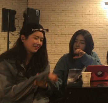 브레이브걸스 브이앱 막내몰이의 현장 ㅋㅋㅋ.gif