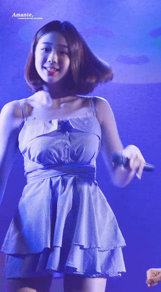흔드는 채연...