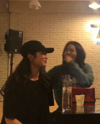 브레이브걸스 브이앱 막내몰이의 현장 ㅋㅋㅋ.gif