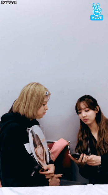 나연 이거 설마 노브라??? ㄷㄷ