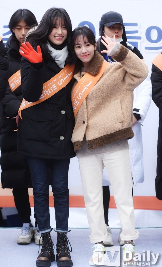 오늘자 한지민 한효주 (JTS 모금행사)