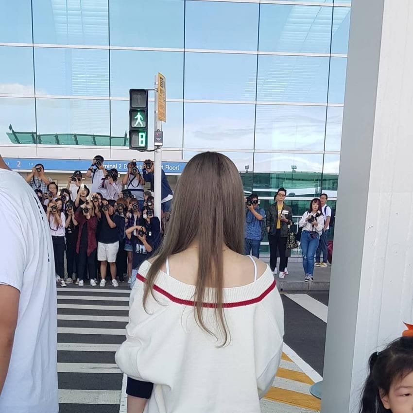 여자아이돌들이 공항에서 마주하는 카메라