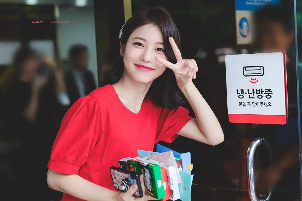 오늘자 뮤뱅 출근하는 MC 신예은