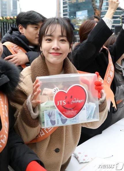 오늘자 한지민 한효주 (JTS 모금행사)