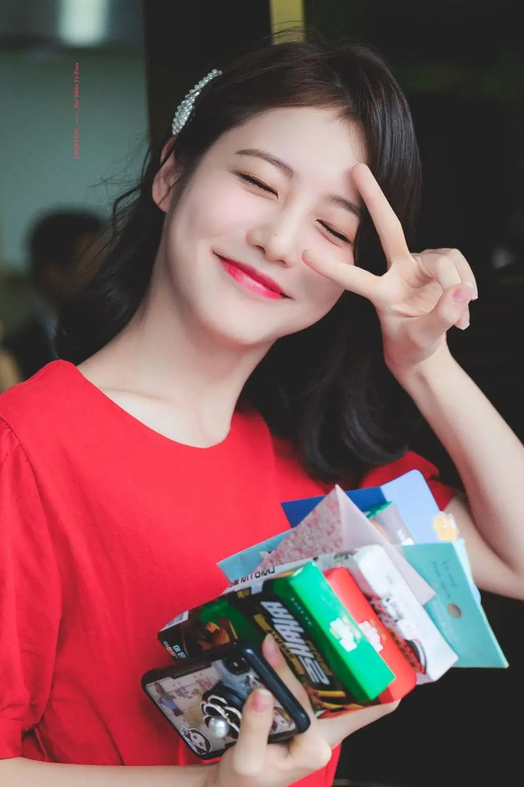 오늘자 뮤뱅 출근하는 MC 신예은