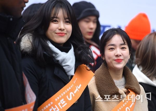 오늘자 한지민 한효주 (JTS 모금행사)