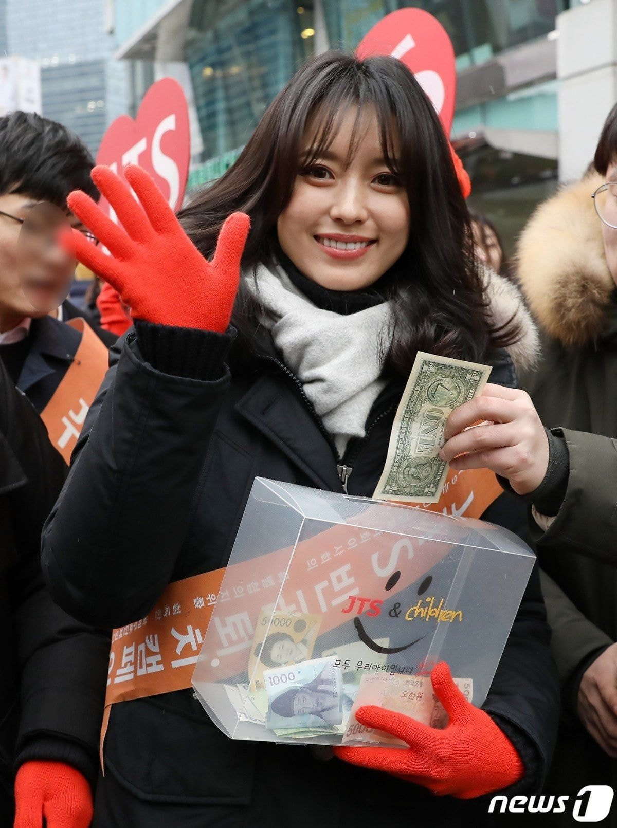오늘자 한지민 한효주 (JTS 모금행사)