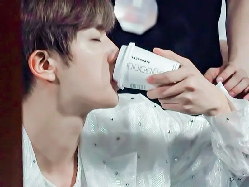 눈 감고 커피 마시는 방탄 진.gif