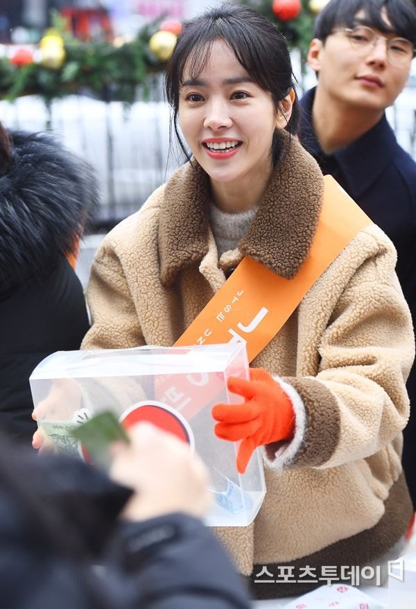 오늘자 한지민 한효주 (JTS 모금행사)