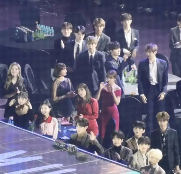 강다니엘-지효...눈빛교환