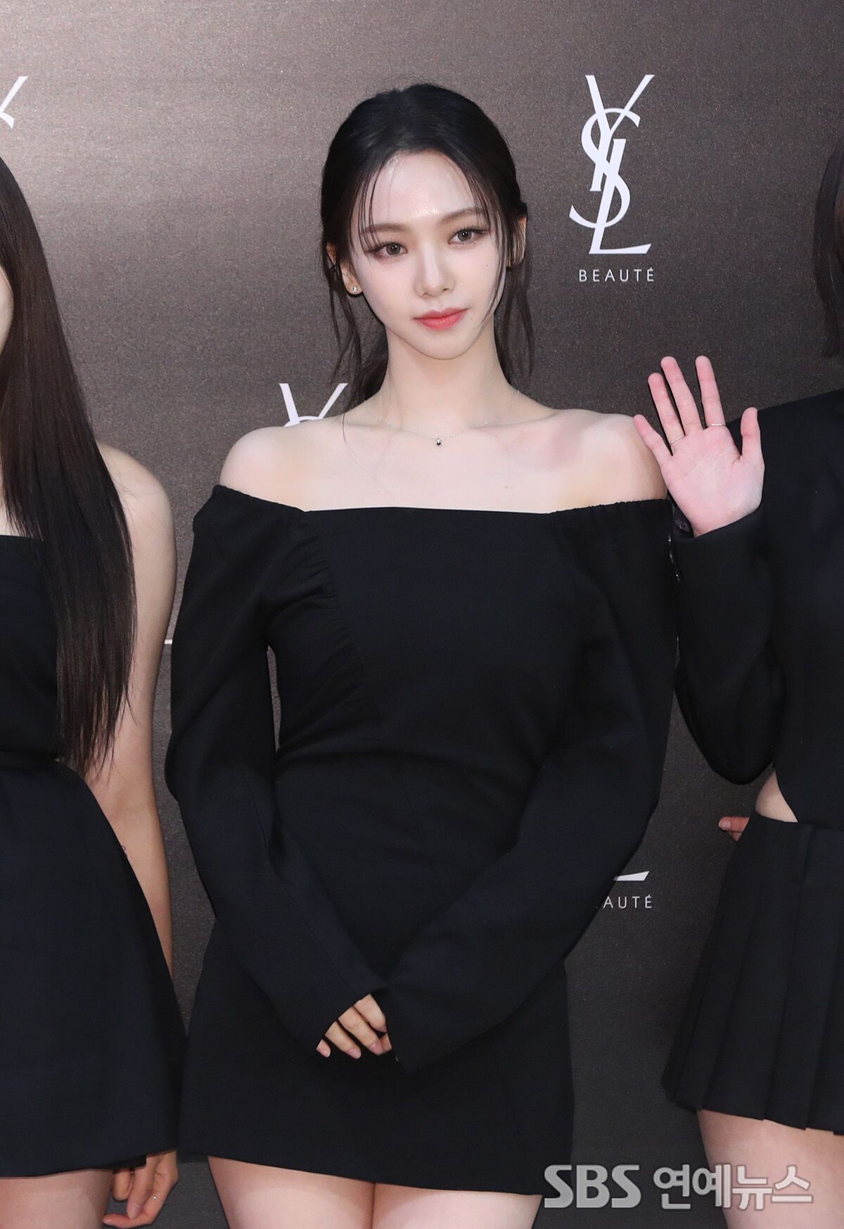 오늘 입생로랑 뷰티 카리나 기사사진&폰카짤