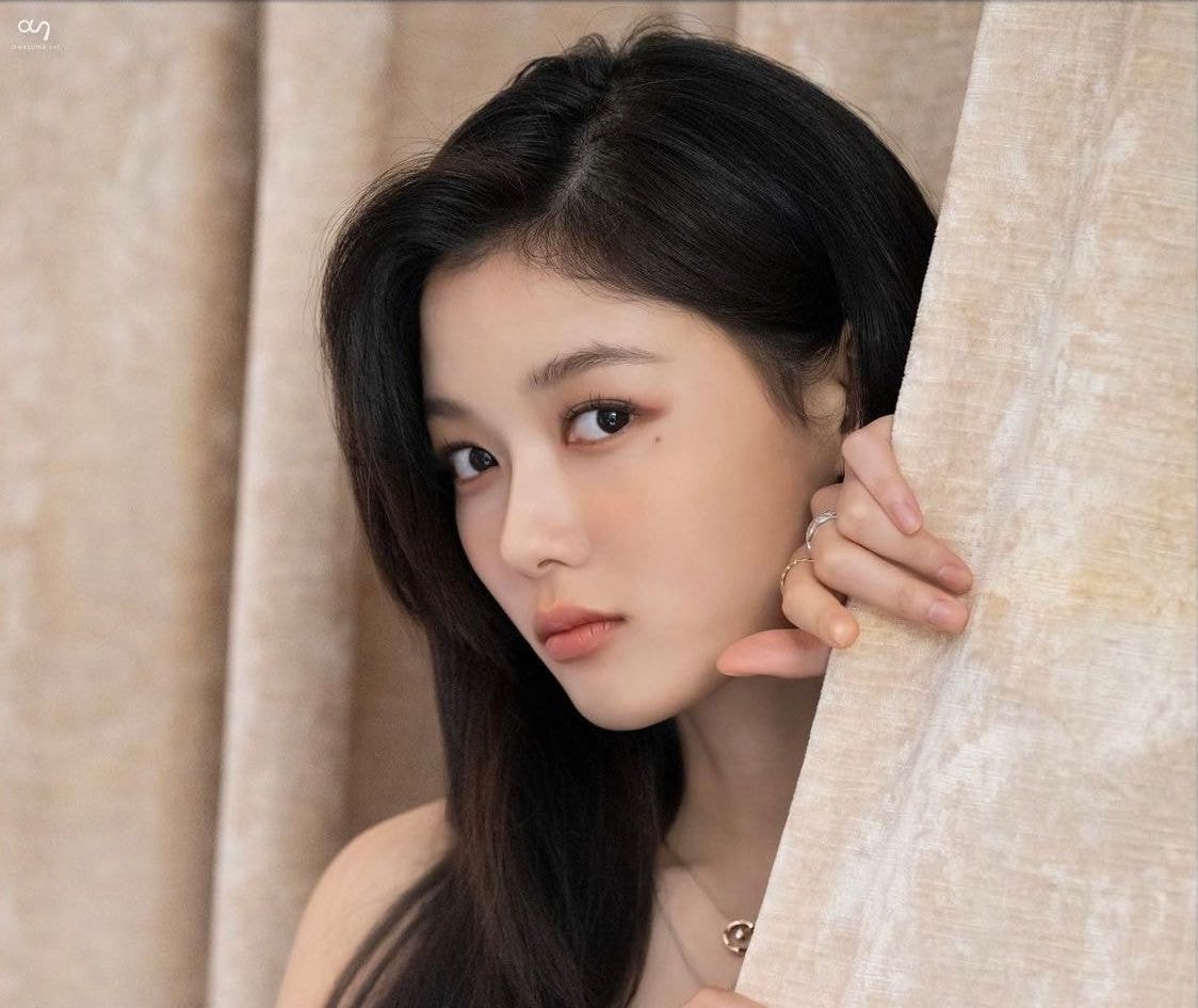 최근 샤넬화보찍은 김유정
