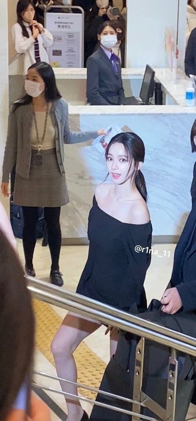 오늘 입생로랑 뷰티 카리나 기사사진&폰카짤
