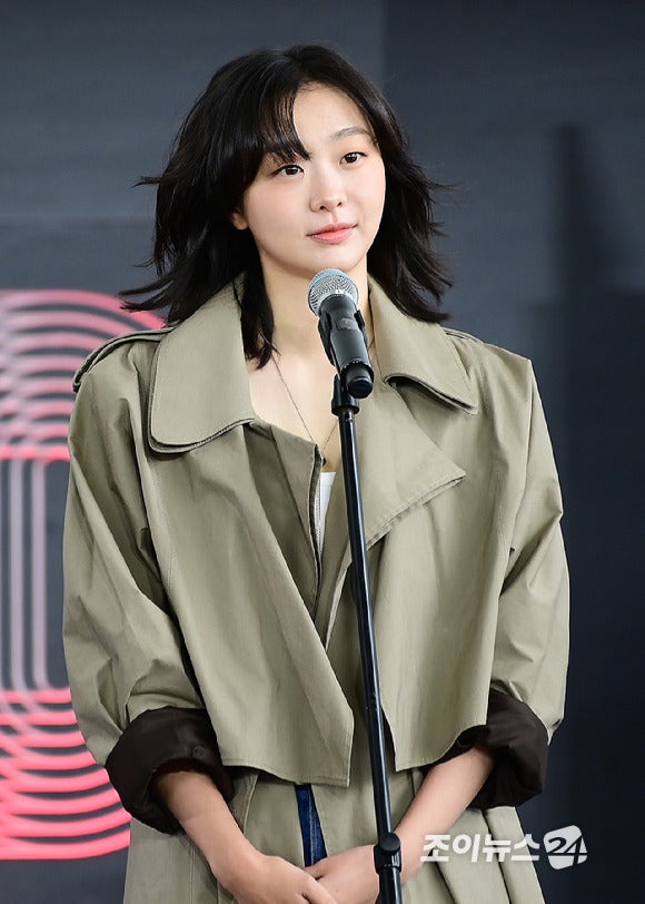 부산 국제영화제 야외 무대인사 김다미.jpg