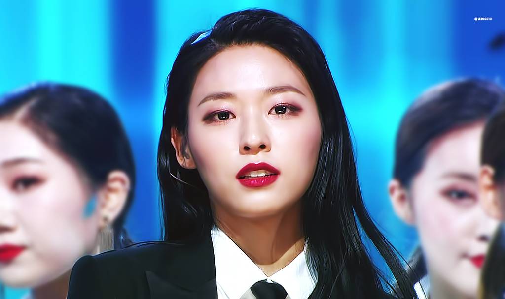 오늘자 퀸덤 수트 입은 엔딩 AOA 설현.jpgif