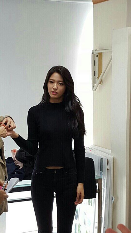 오늘자 설현 클라스.jpg