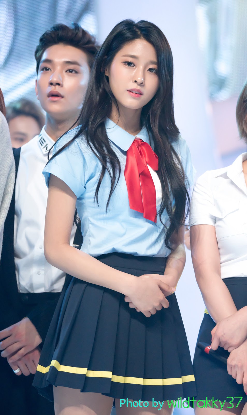 스쿨룩 입은 설현.jpg
