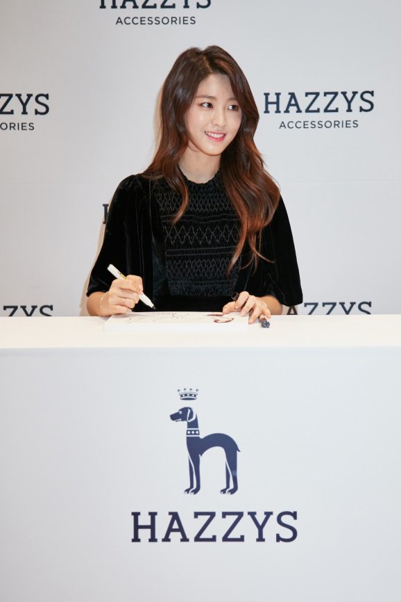 설현 헤지스 팬사인회 직찍.jpg