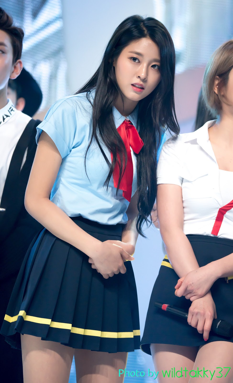스쿨룩 입은 설현.jpg