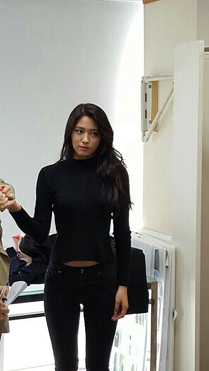 오늘자 설현 클라스.jpg