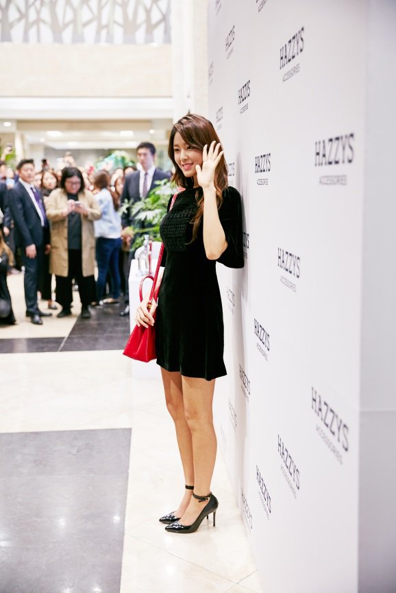 설현 헤지스 팬사인회 직찍.jpg