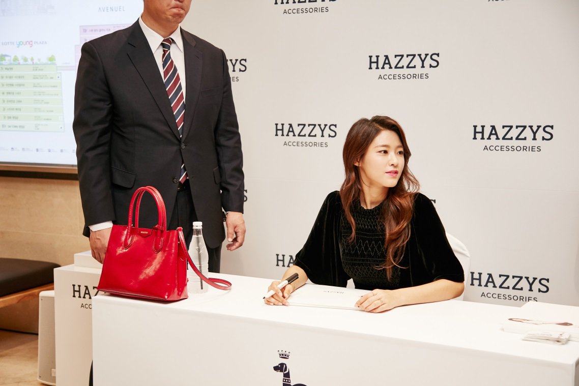 설현 헤지스 팬사인회 직찍.jpg