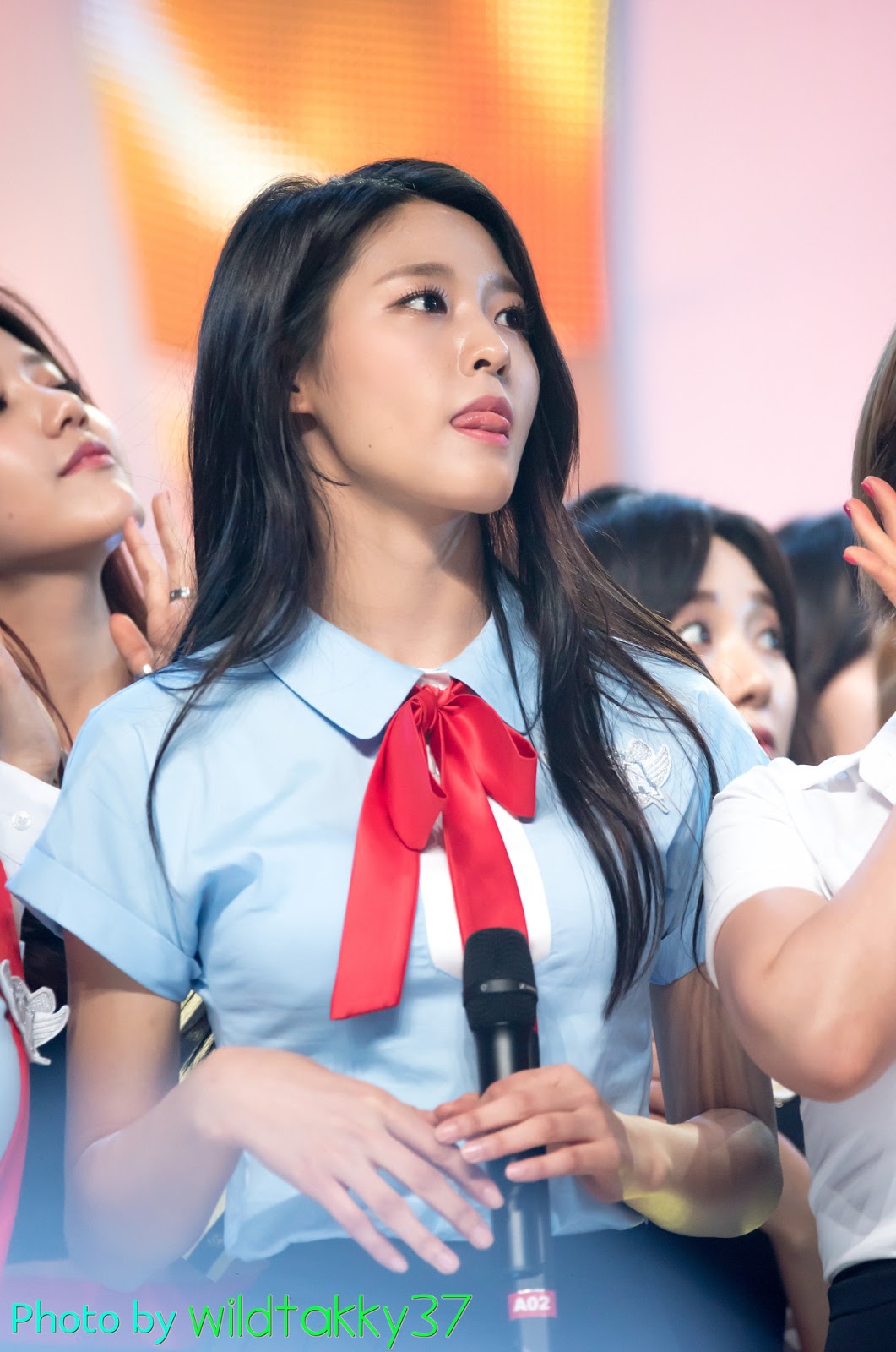스쿨룩 입은 설현.jpg