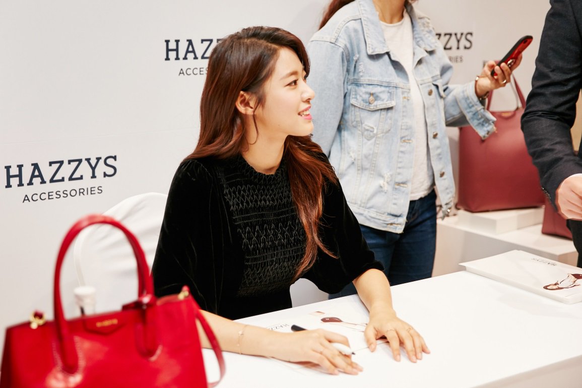 설현 헤지스 팬사인회 직찍.jpg