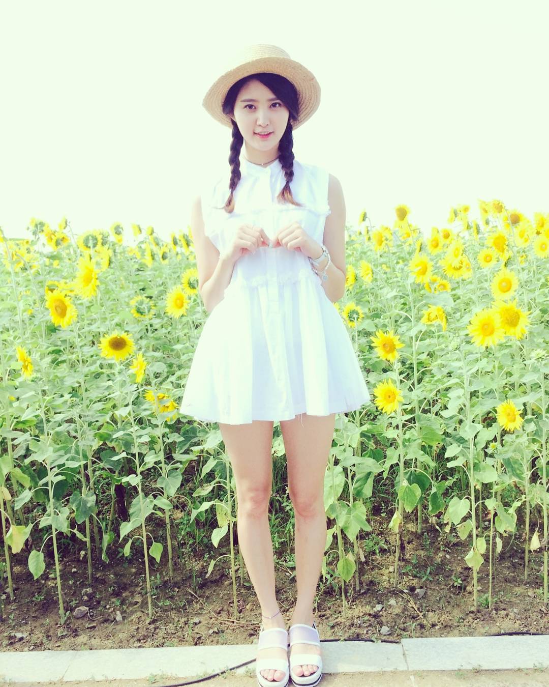 정화(EXID) 151006 인스타그램 - 노란 해바라기..! 정말 예뻤당!