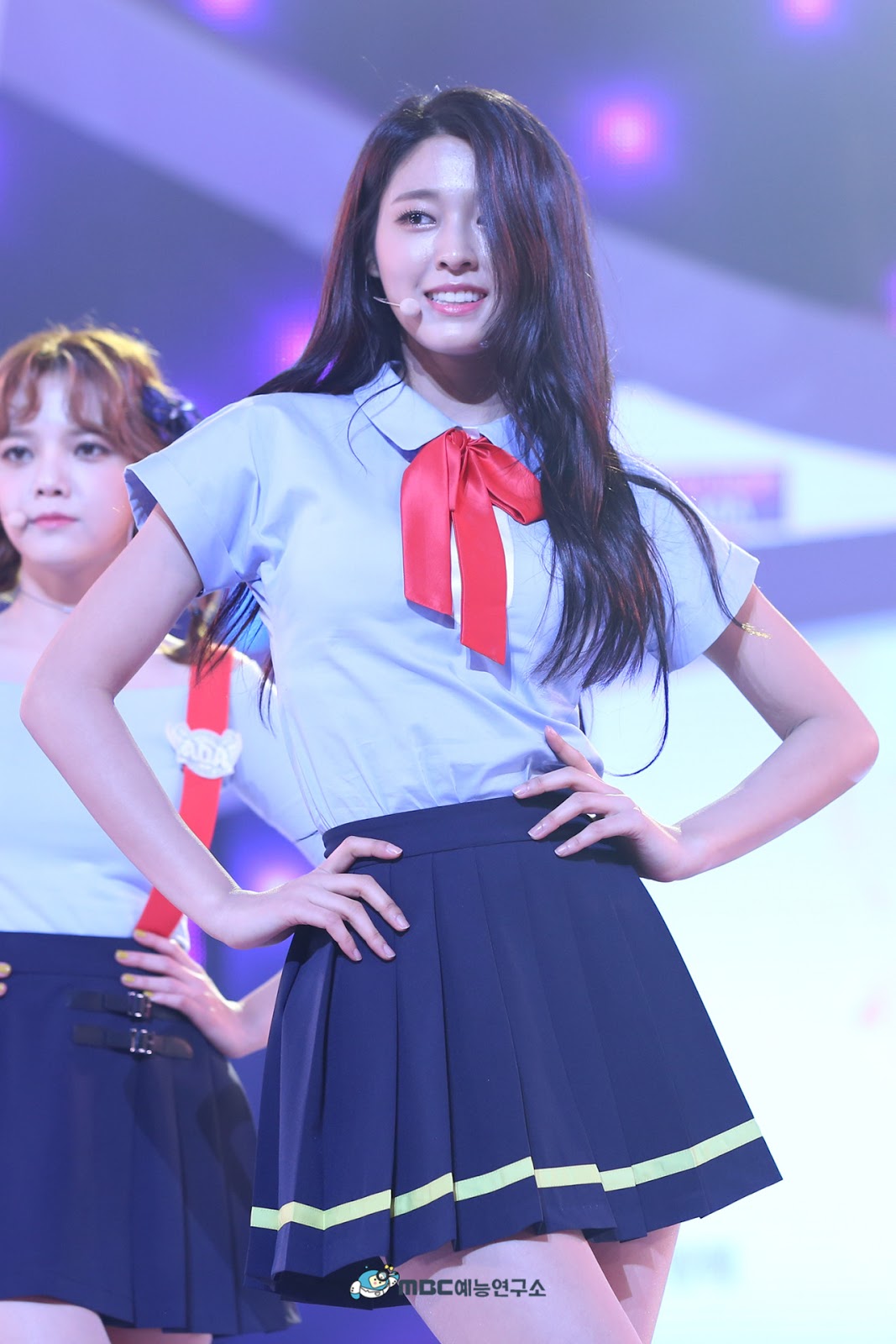 스쿨룩 입은 설현.jpg