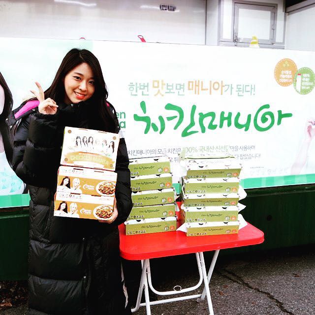 설현(AOA) 151214 인스타그램 - 치킨매니아 에서 영화촬영장으로 치킨차 를 보내주셨어요!!!
