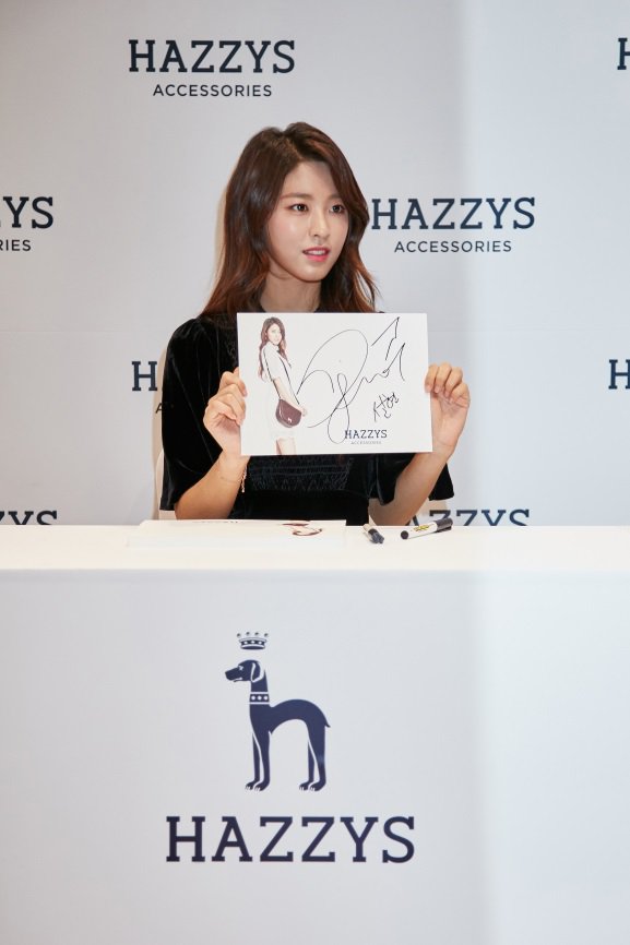 설현 헤지스 팬사인회 직찍.jpg