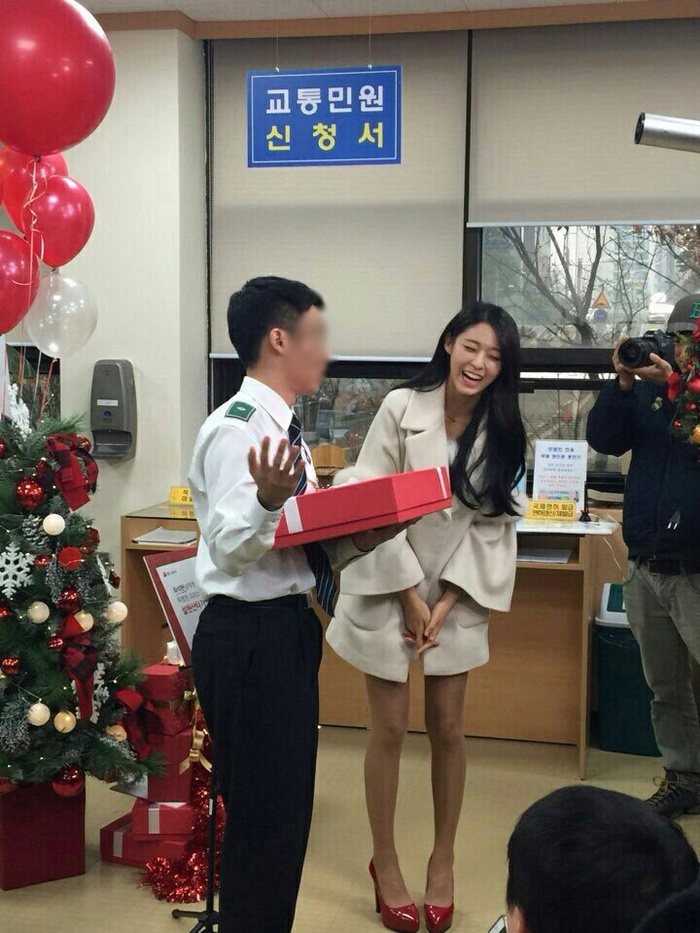 마포경찰서 방문한 설현 산타.jpg