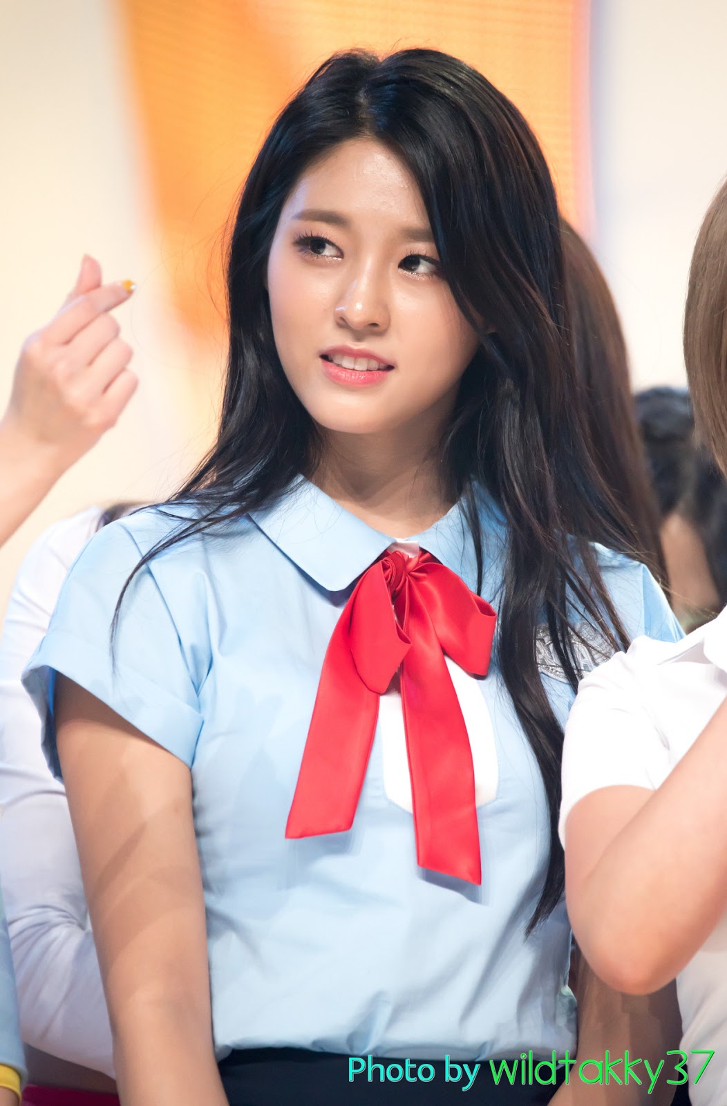 스쿨룩 입은 설현.jpg