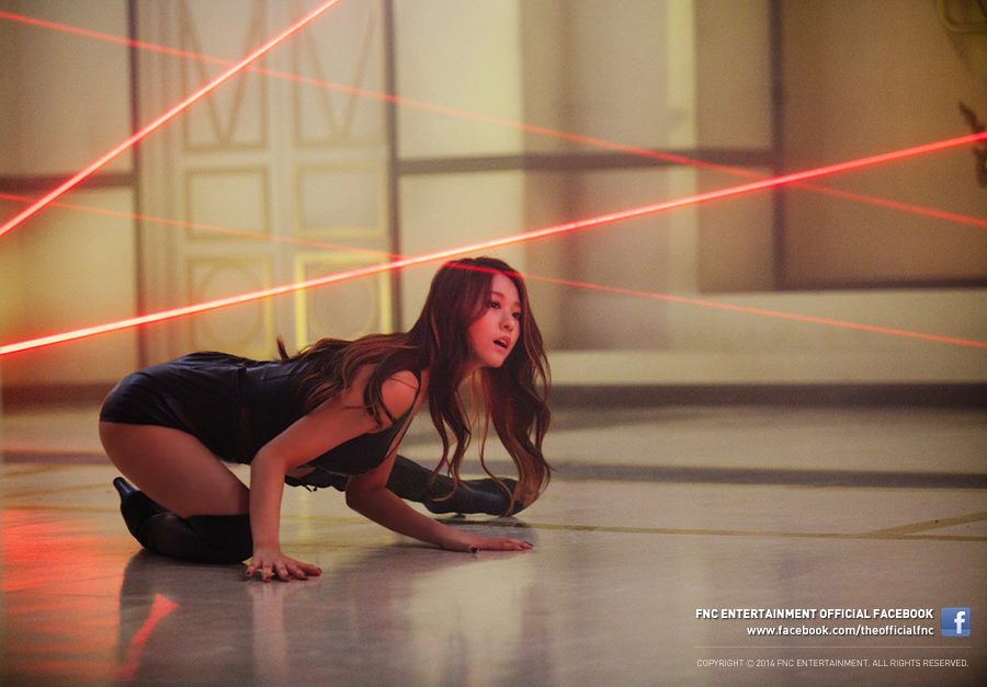 AOA 페북 업데이트 - #설현 씨의 레이저 신을 공개합니다