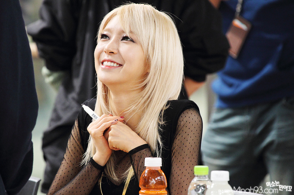 131027 AOA 김포공항 팬싸인회 직찍 (17 pics)